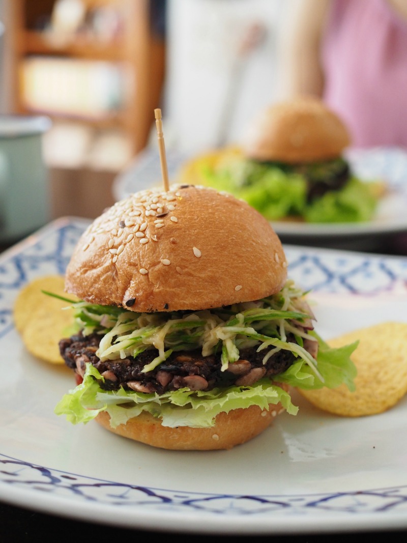 veggie burger, beetroot and lentil patty, cafe, melbourne, blue buddha