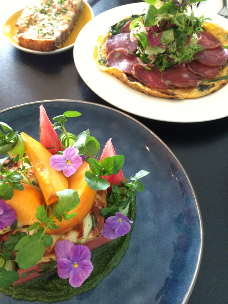 lolo and wren, lunch, champagne and chips, halloumi salad, omelette