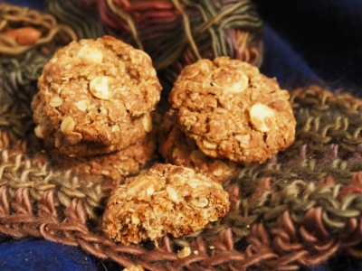 anzac biscuits, oatmeal cookies, brown butter, brown butter oatmeal cookie, white chocolate, recipe, crochet, scarf, crumbs